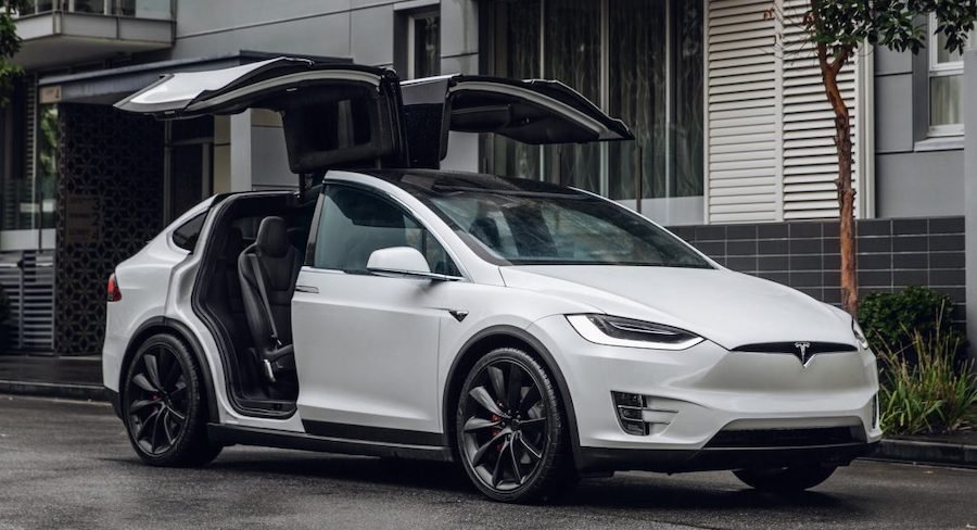 Tesla відкликає кросовери Model X