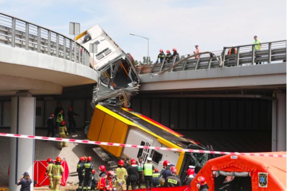 У Варшаві автобус впав з мосту, є загиблі і поранені