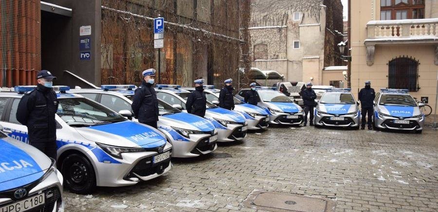 Hybrydowe radiowozy za 2 mln zł. Policja w Krakowie ma nowe samochody
