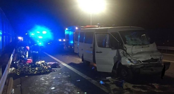 У Польщі мікроавтобус з українцями врізався у вантажівку, 7 постраждалих