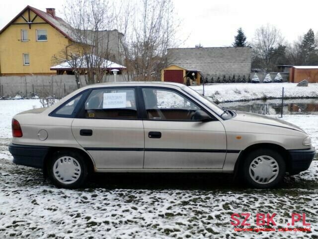 1997 Opel Astra в Скаржисько-Каменна, Польща - 2